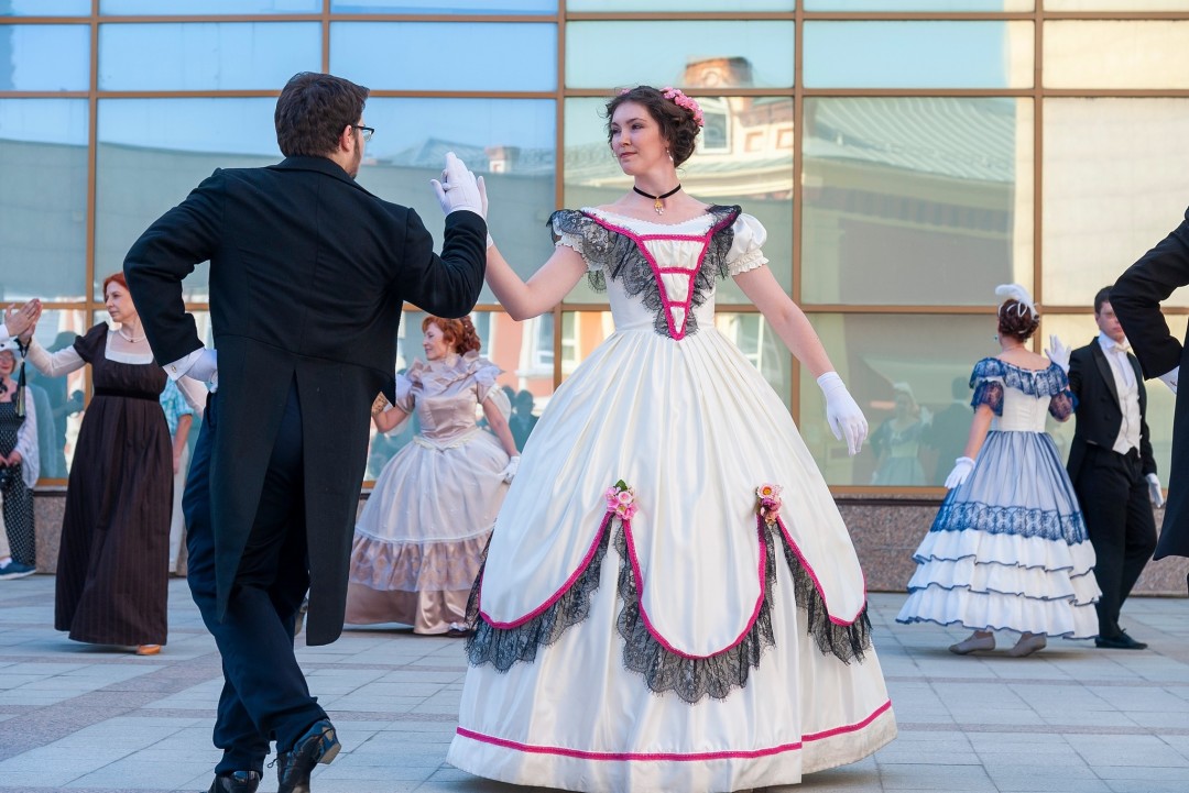 На фестивале также пройдут соревнования по историческим танцам в аутентичных интерьерах XIX века в особняке Покровского (ул. Труда, 98). Кстати