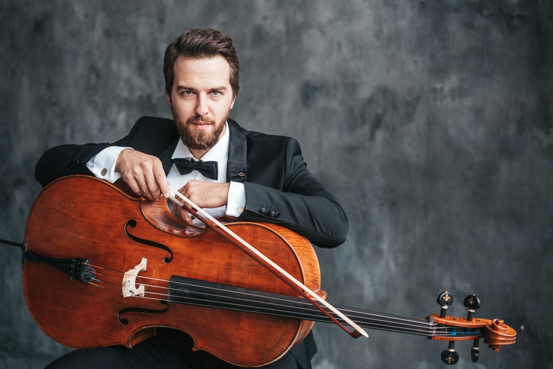 Александр Рамм — один из самых одаренных и талантливых виолончелистов своего поколения. Музыкальные критики отмечают его «массивный звук, как у
