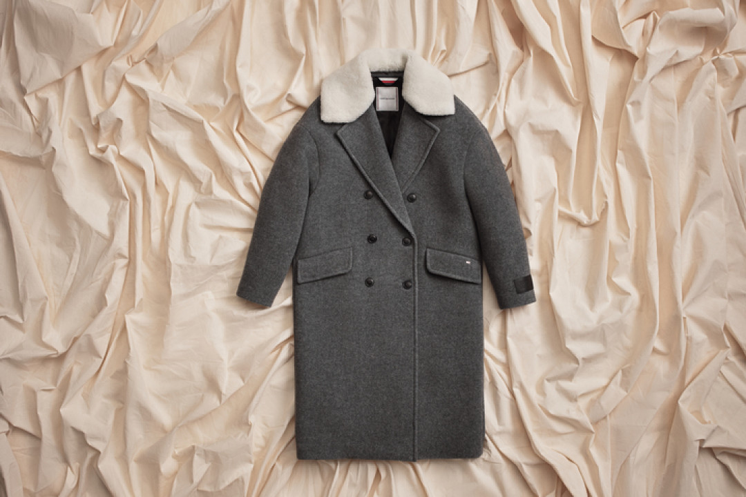 Классическое двубортное пальто с пушистым съемным воротником teddy. Оно прекрасно дополнит как повседневный образ, так и лук для выхода в свет. Любая