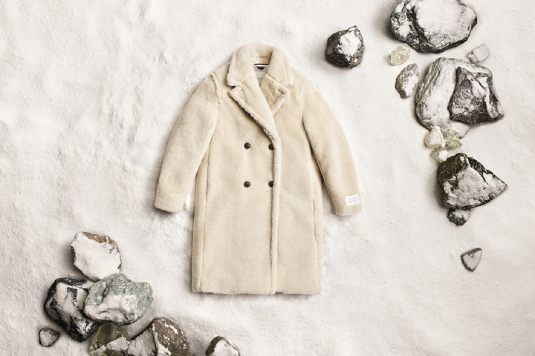 Белое пальто-шуба. Уютный мех тедди, из которого сделано это пальто, напоминает объятия любимого плюшевого мишки из детства, а молочный оттенок меха