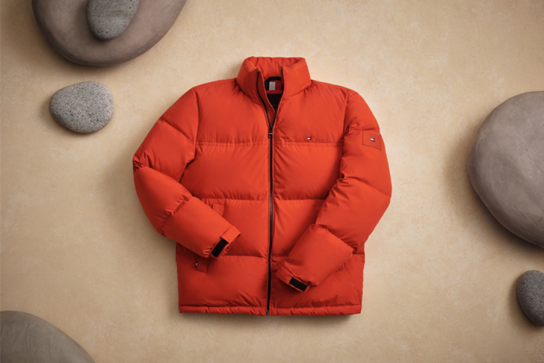 Оранжевая мужская куртка. Цвет этой куртки – настоящий витамин для зрения. Водоотталкивающий нейлон и прорезиненная молния контрастного оттенка