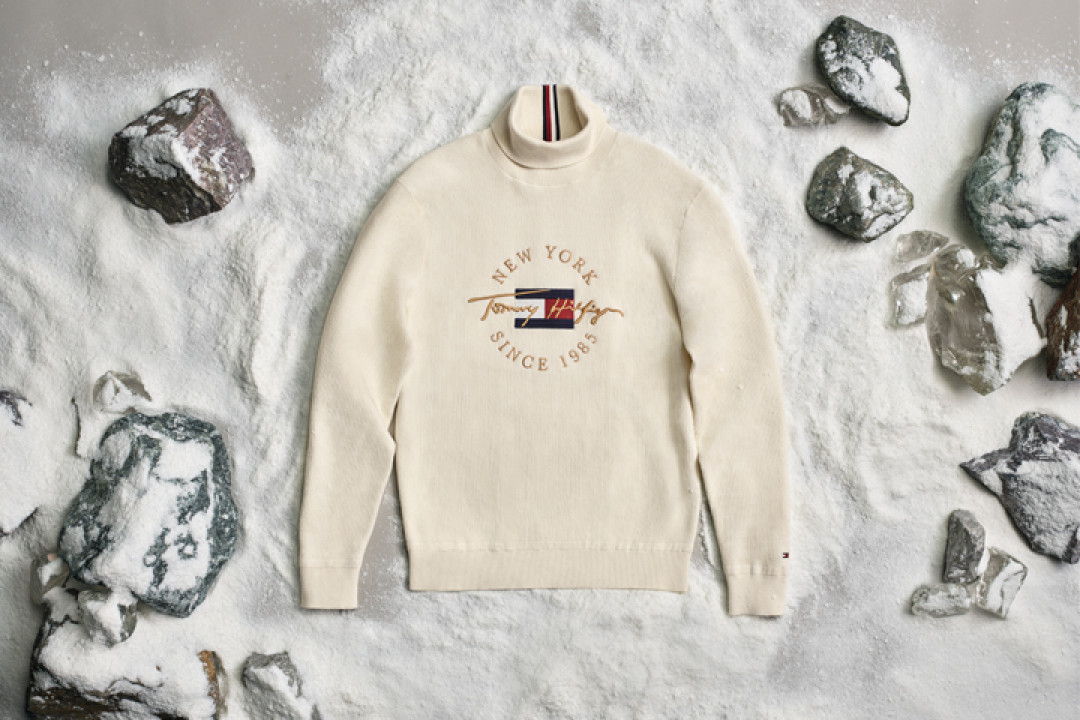 Белый мужской свитер с высоким воротом. Белый свитер как белый лист: с него все начинается. Благодаря высокому вороту в нем тепло даже в холода, а