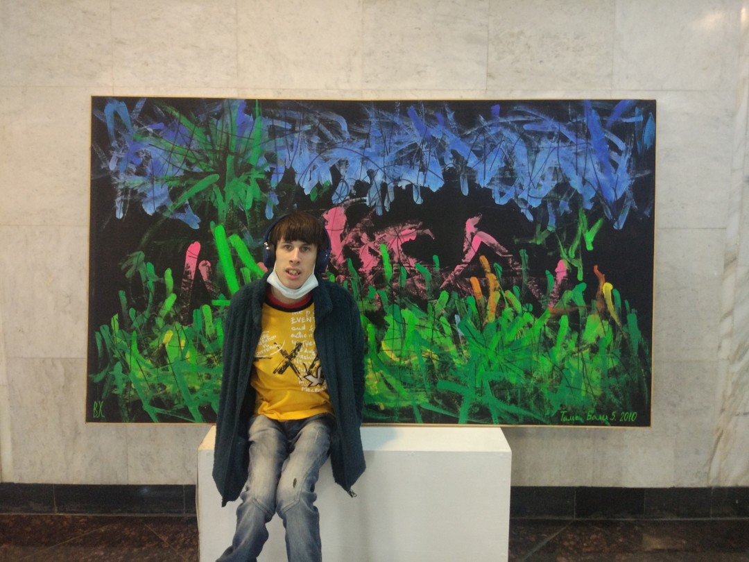 Тамерлан Ханнанов на фоне своей работы