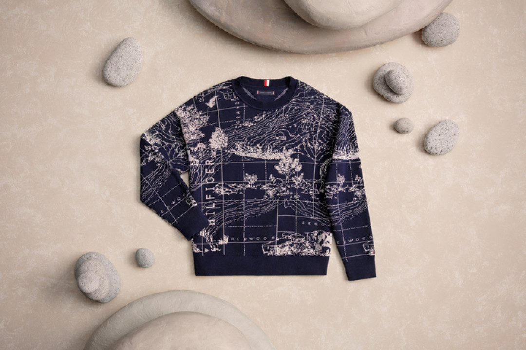 Мужской свитер с концептуальным рисунком. Геометрические принты чрезвычайно популярны в этом сезоне, а разглядывать изолинии на этом свитере можно