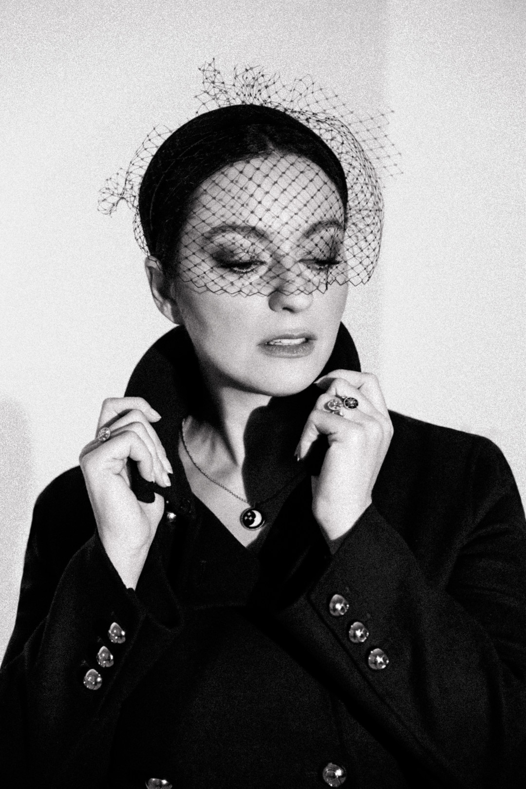 Ободок с вуалью и пальто Christian Dior, колье Rose Celeste, кольца Rose des Vents — все Dior Joaillerie