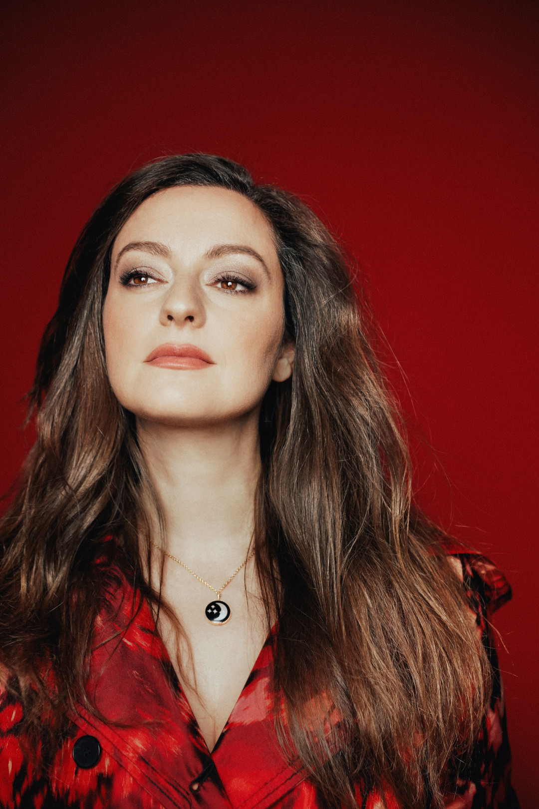 Плащ Christian Dior, колье Rose Celeste (Dior Joaillerie)