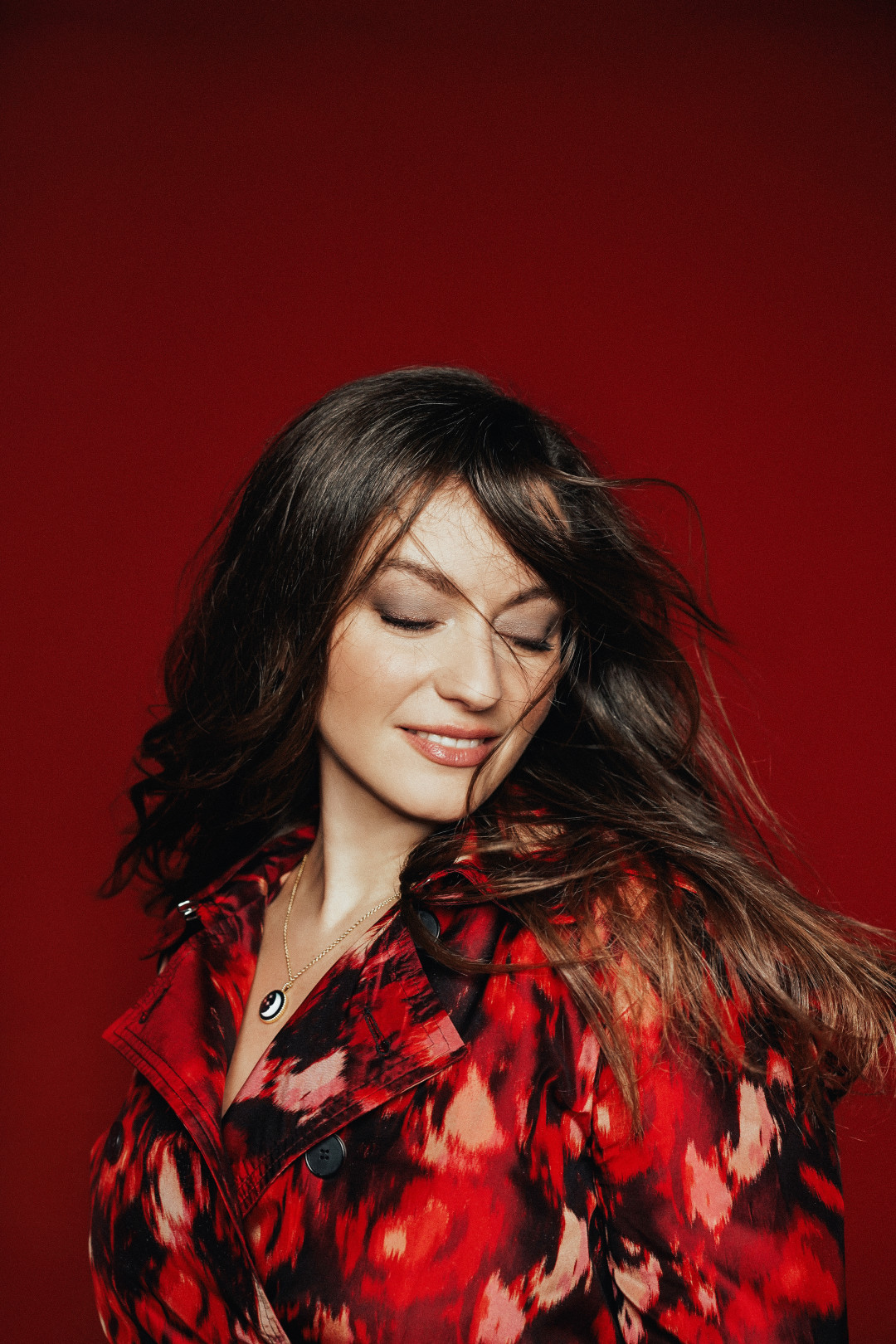 Плащ Christian Dior, колье Rose Celeste (Dior Joaillerie)