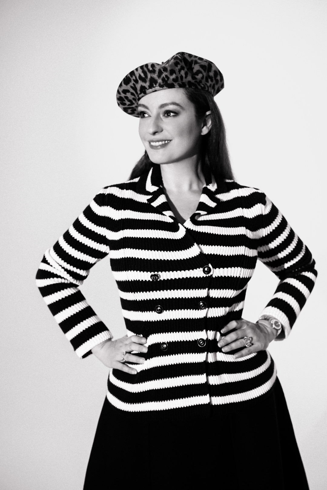 Берет, жакет и юбка Christian Dior, кольца Rose des Vents (Dior Joaillerie)