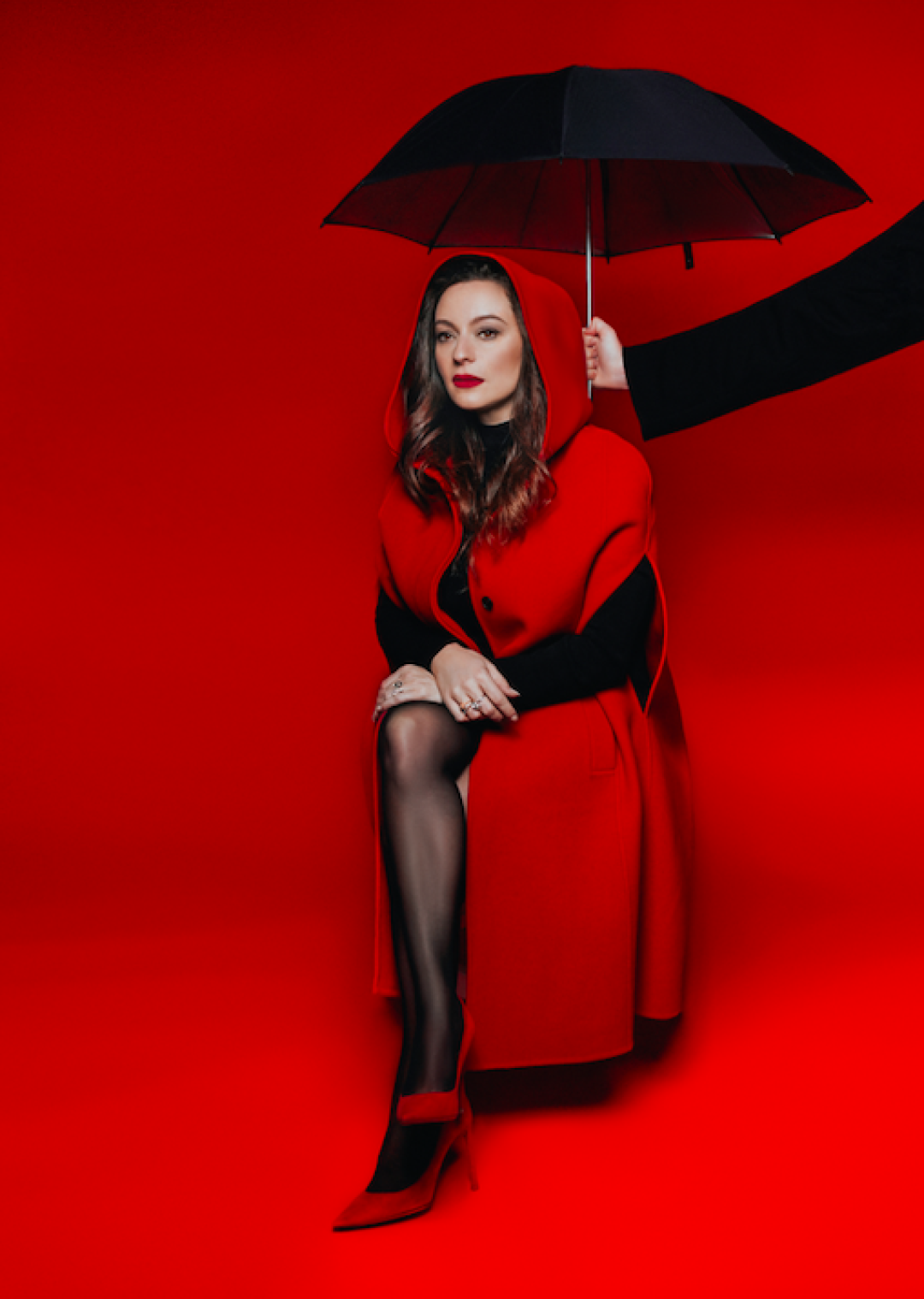 Кейп и туфли Christian Dior, колье Rose Celeste, кольца Rose des Vents и Rose Dior Bagatelle — все Dior Joaillerie