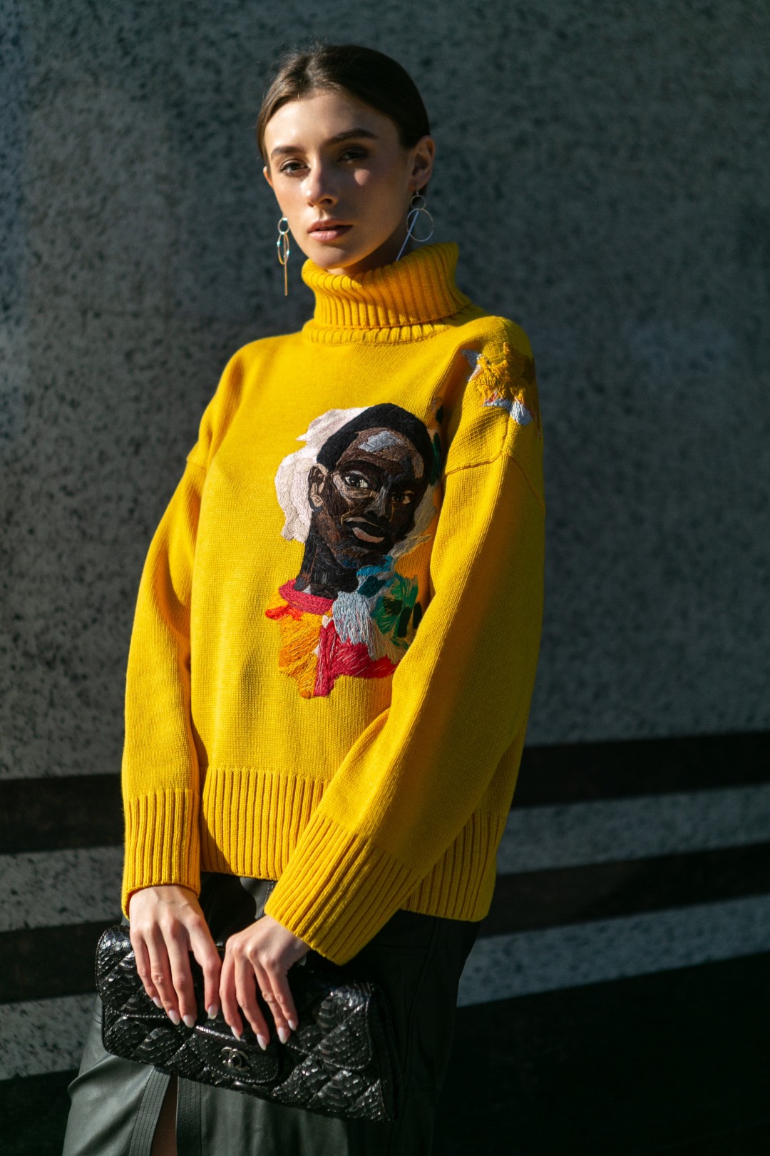 Свитер с картиной «Гортензия»