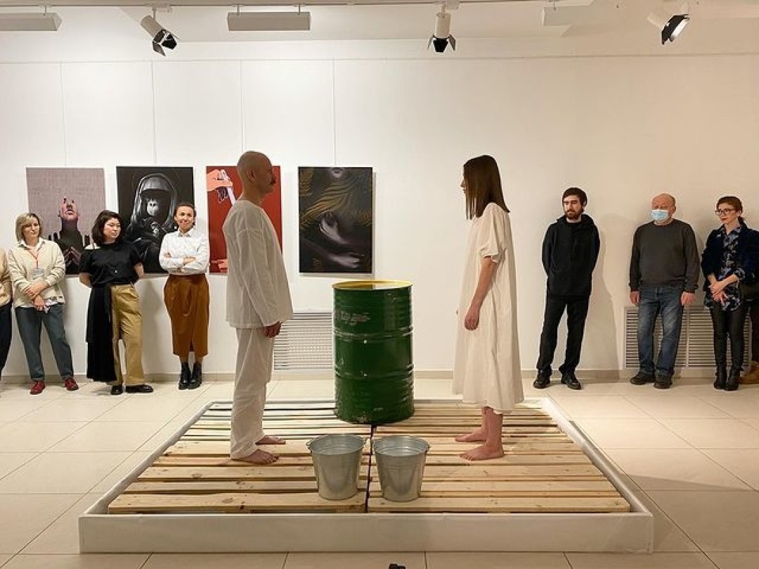 Перфоманс Нелли Акчуриной и Жон-Жон Сандыра на открытии выставки «Жесткая вода»