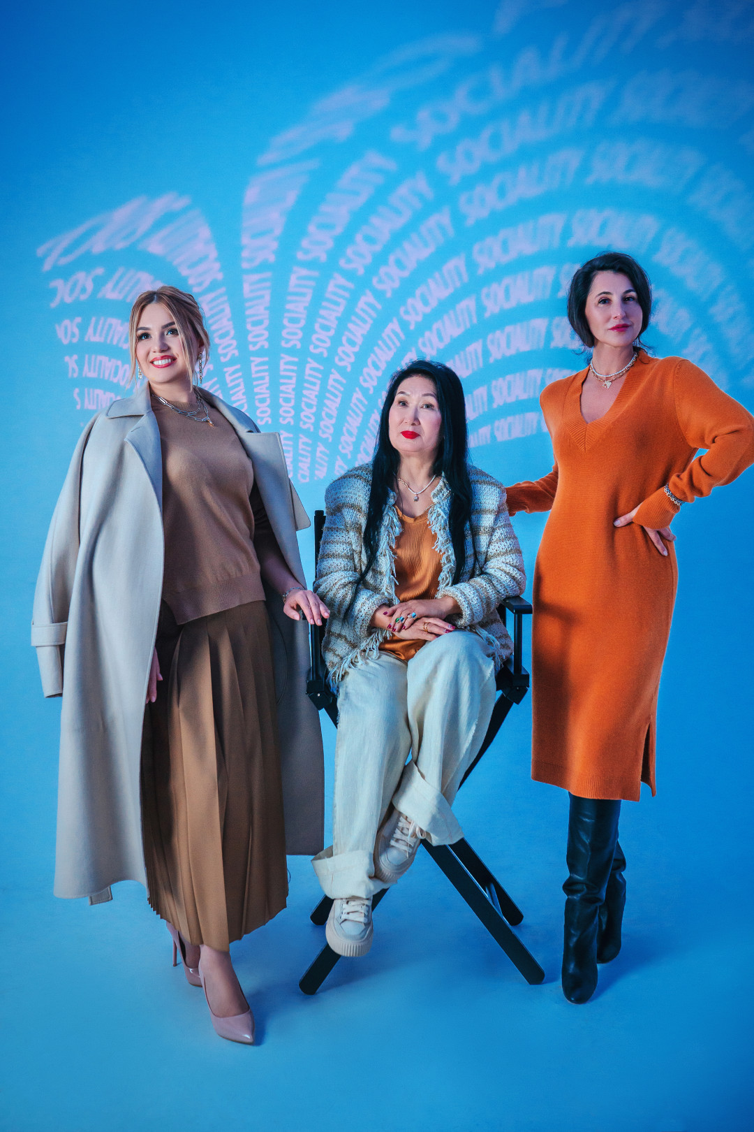 На Марине: Свитер, юбка, пальто Joseph, Smart Fashion Boutique Серьги, цепи, браслет, кольца Trendsetter На Любови: Блуза, брюки, жакет Nude, Smart