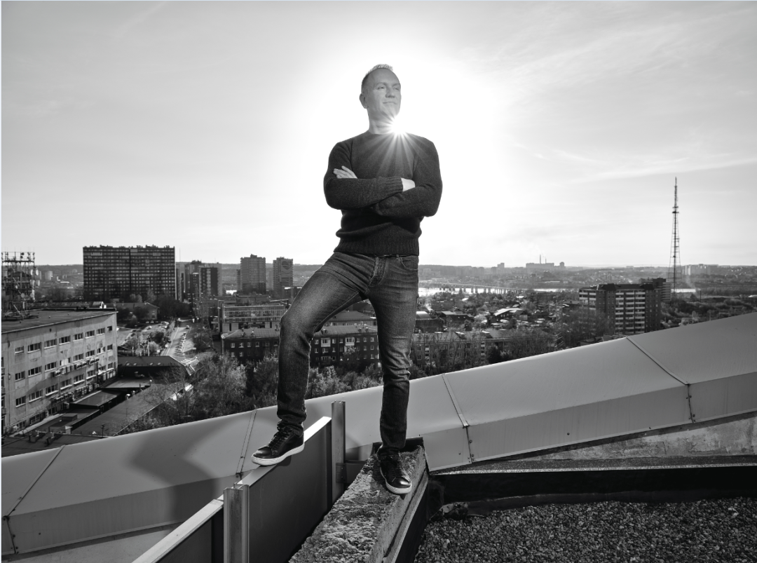 Эротикалық комедия фильмдерін онлайн көріңіз Массажист менің есегіме аяғын тығып алды.