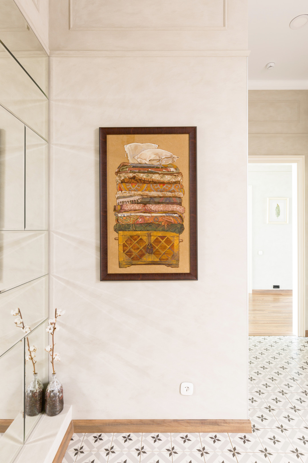 В декорировании квартиры использованы картины башкирских художников и керамистов