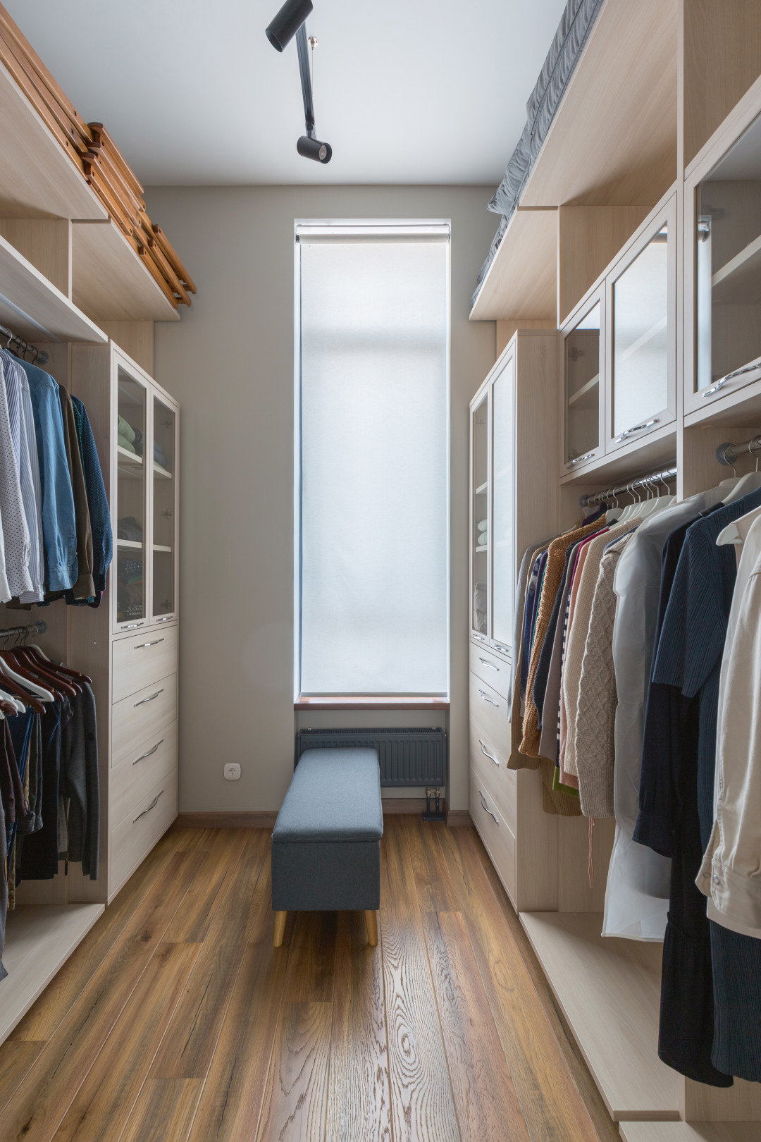 Интерьер выполнили в строгом неоклассическом стиле в мягких тонах без резких контрастных решений в отделке