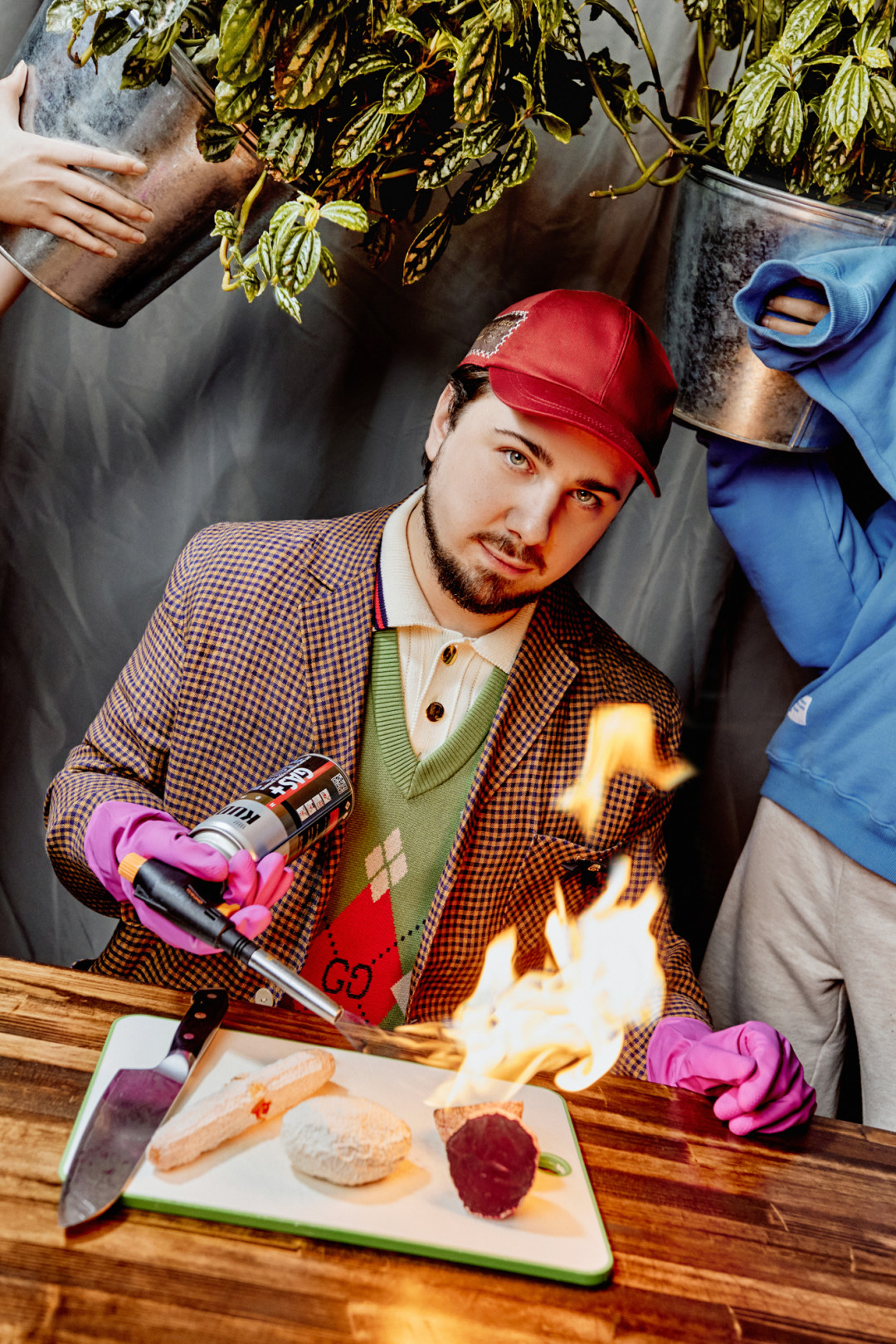 На Никите: поло, жилет, пиджак, кепка Gucci (ДЛТ)