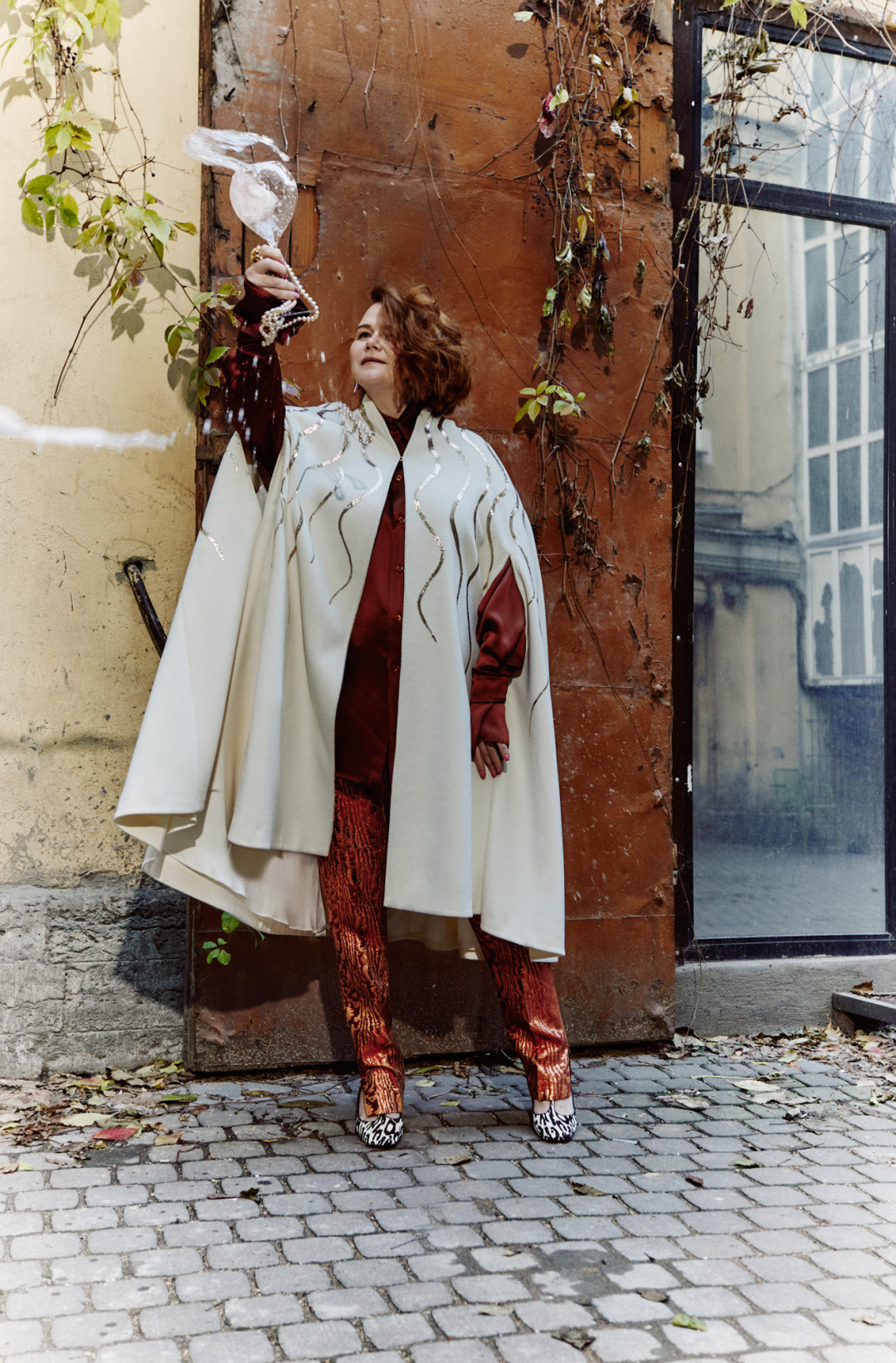 На Людмиле: кейп, брюки, рубашка House of Leo, серьги Parure Atelier