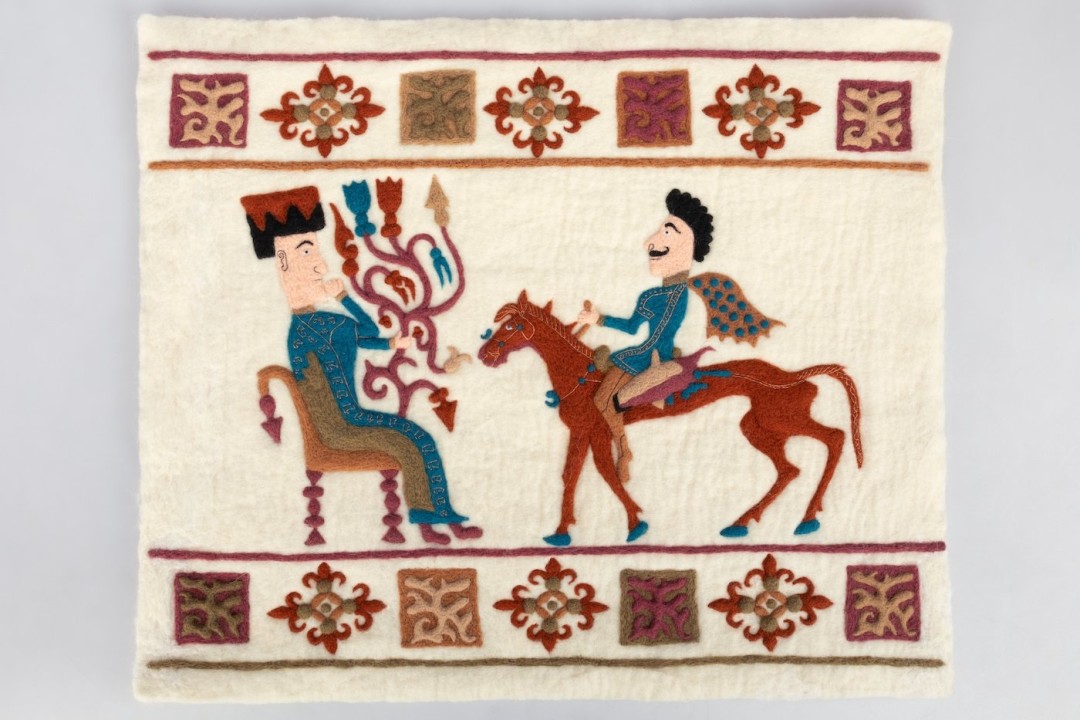 Божество и всадник. Воспроизведенный фрагмент войлочного ковра. Пазырыкская культура. Шерсть. Войлок. 50 х 60 см. Государственный Эрмитаж