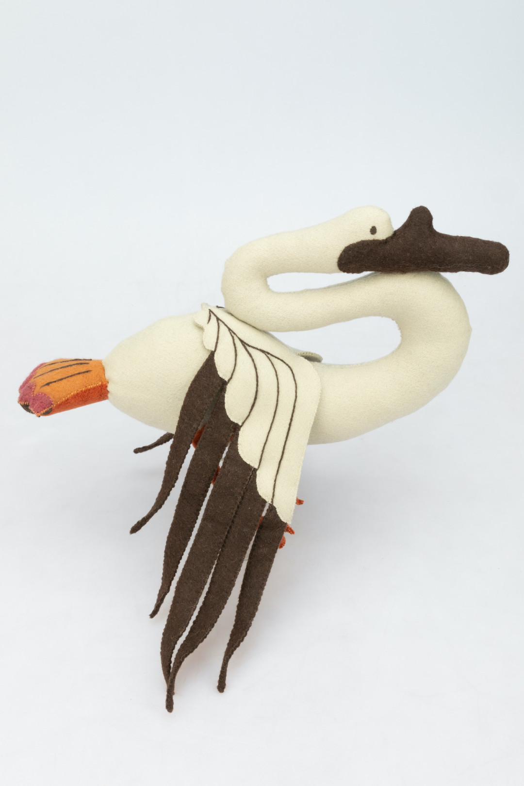 Лебедь. Воспроизведенная фигурка. Шерсть. Войлок. 25 х 32 см