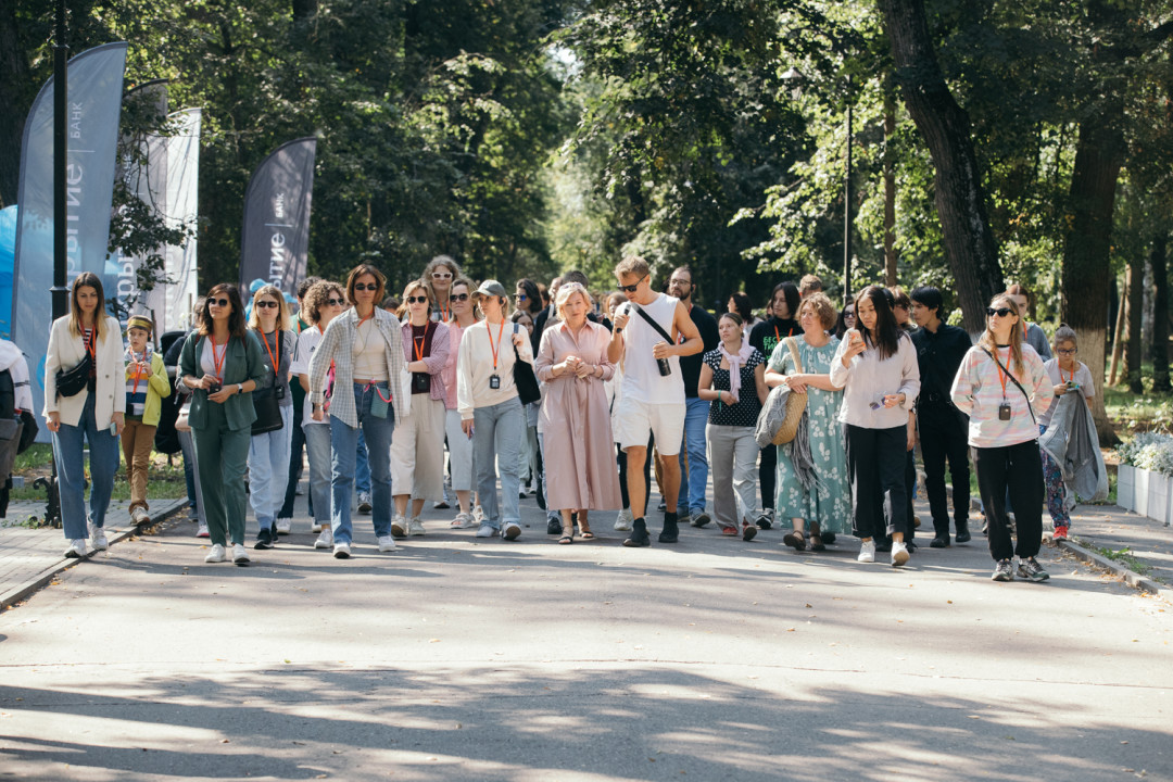 Вся программа фестиваля в этом году была построена на взаимодействии выксунцев, гостей города и художников. В променад-театре вместе с Федором
