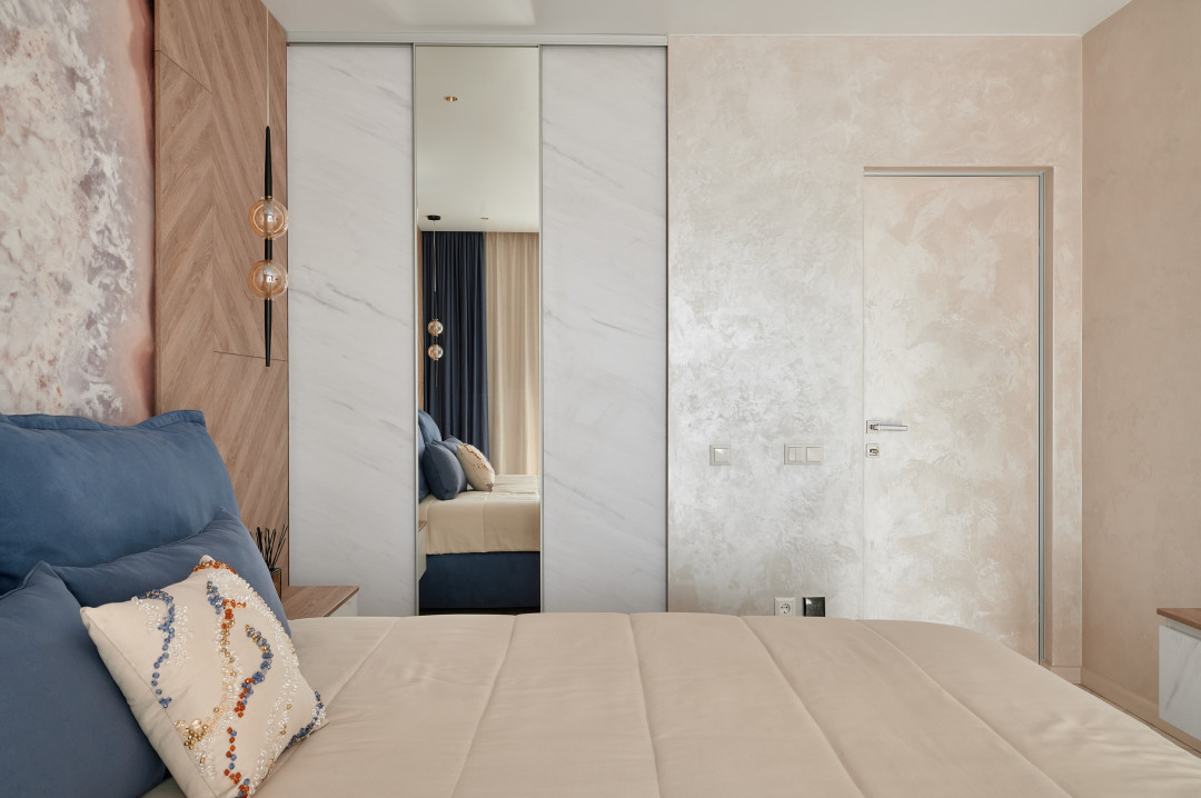 Сочетание оттенков и текстур мебели и настенного покрытия создает ощущение легкости и свободы, студия мебели «Анастасия» Двери под покраску системы