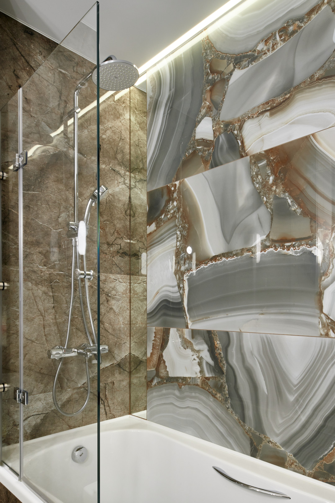 Идеально белоснежная акриловая ванна ROCA BECOOL — место притяжения для отдыха и перезагрузки, сантехника «Дождь»