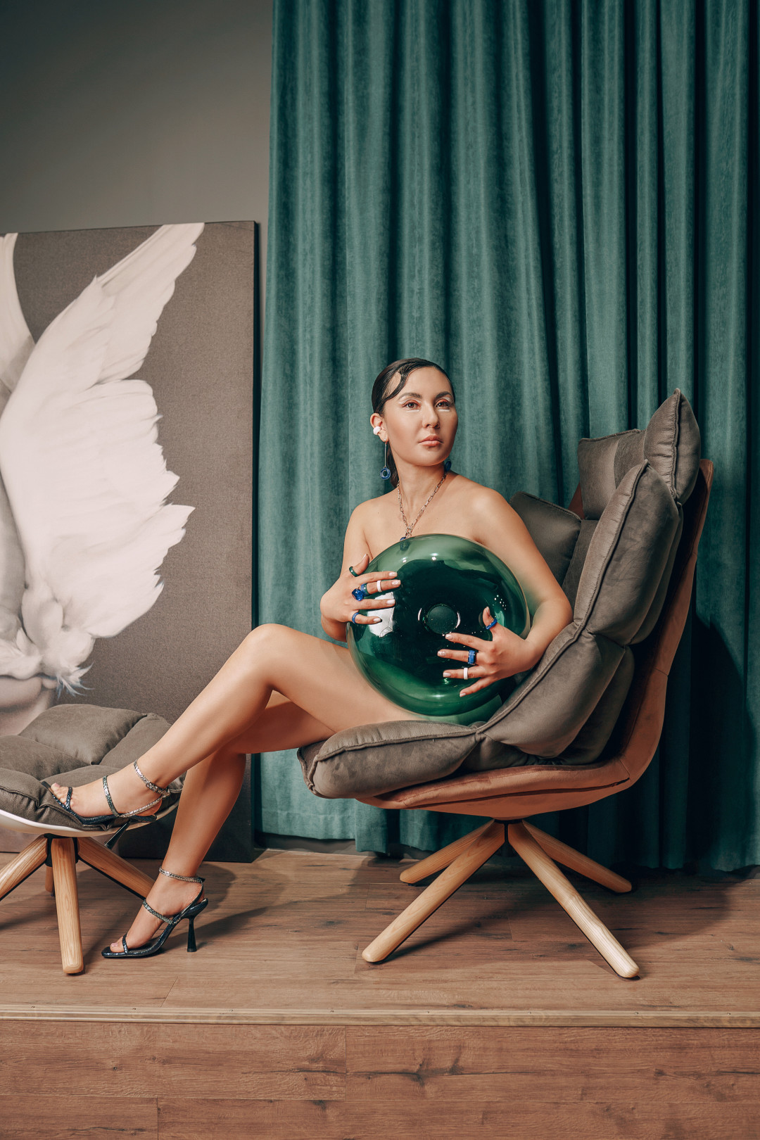 ДАРИНА КАЗАКОВА Чистая живая энергия — это самое важное для дизайнера. Она помогает создавать и воплощать в жизнь придуманную им красоту. Иногда нужно