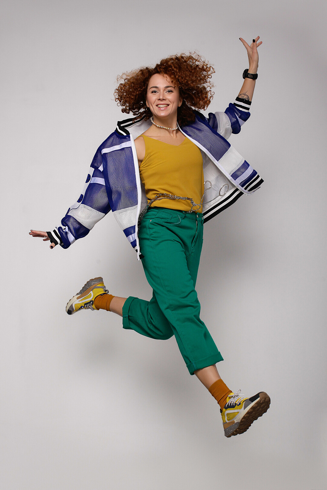 На Анастасии: бомбер «сетка» 11 100 рублей, топ двойной 2300 рублей, джинсы слоучи 6300 рублей, двойная цепь на джинсы с подвеской 4600 рублей