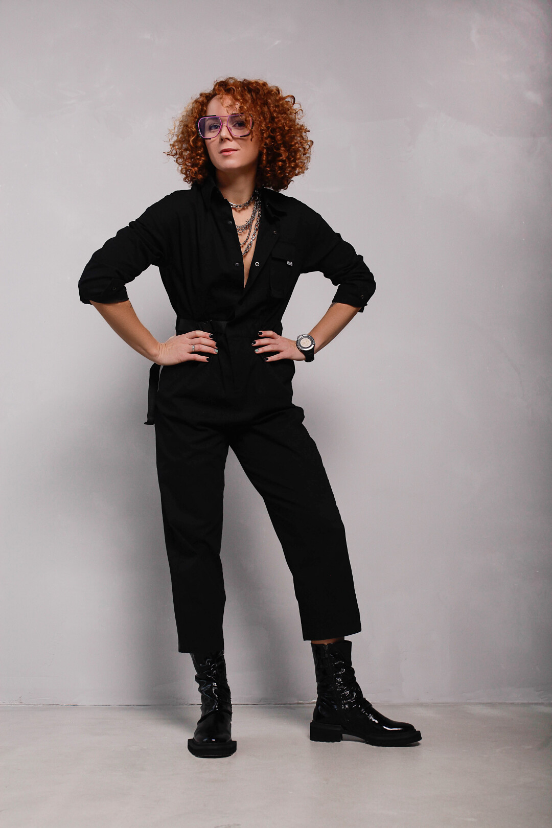 На Анастасии: комбинезон из денима на клепках 8700 рублей, имиджевые очки 5900 рублей, тройная цепь 4950 рублей, чокер с декором из квадратных цепей и