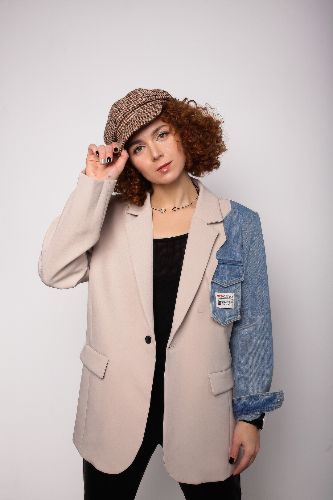 На Анастасии: пиджак, комбинированный с денимом 10 000 рублей, чокер «Геометрия» 3500 рублей, топ на завязках 2500 рублей, брюки из эко-кожи 5800