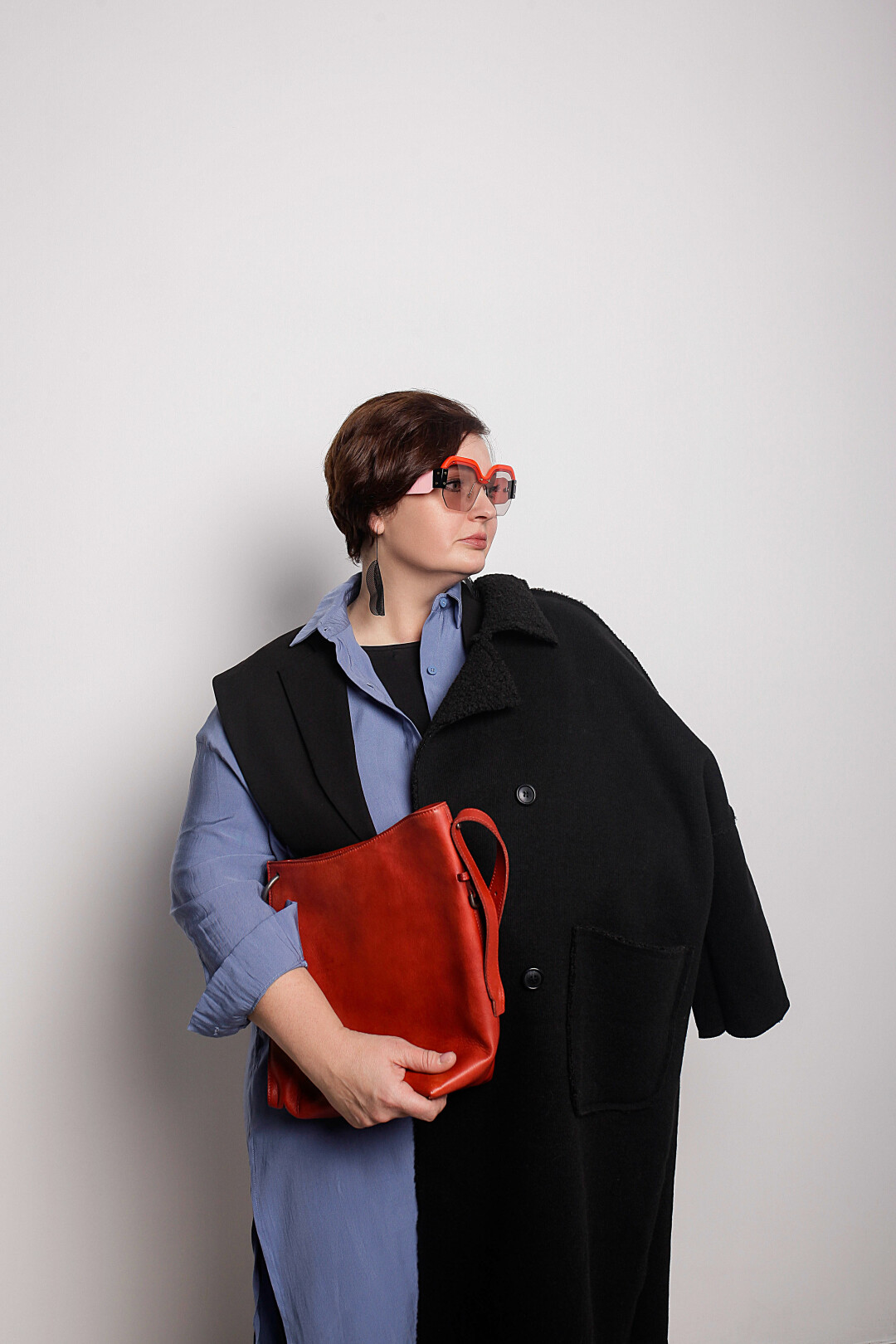 На Ольге: эко-шуба из состриженной шерсти 24 100 рублей, платье-рубашка 7300 рублей, сумка из буйволиной кожи 24 300 рублей, съемный элемент 3200