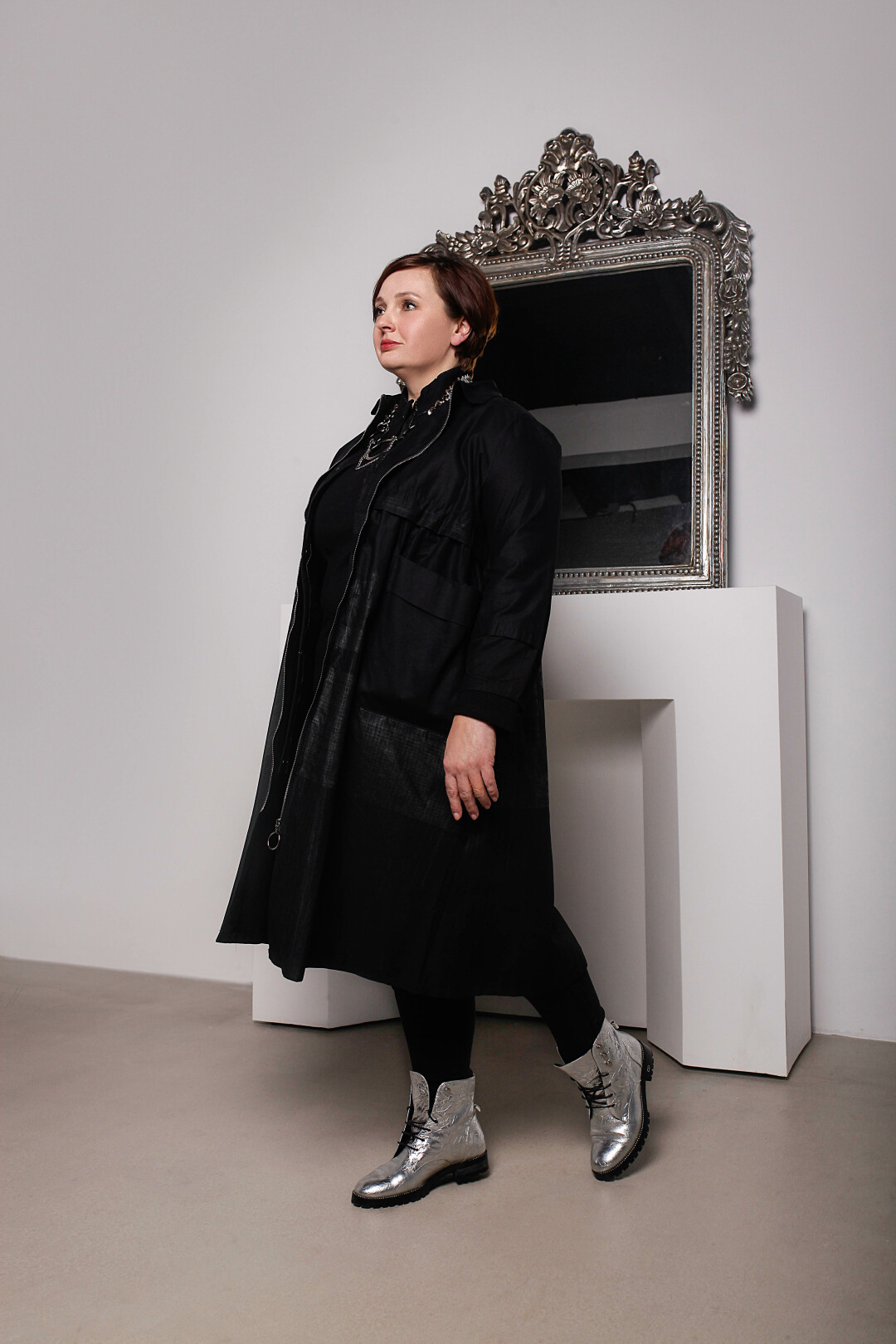 На Ольге: платье-пыльник 11 900 рублей, утепленные зауженные джинсы 5200 рублей, украшение из трех колец 4500 рублей