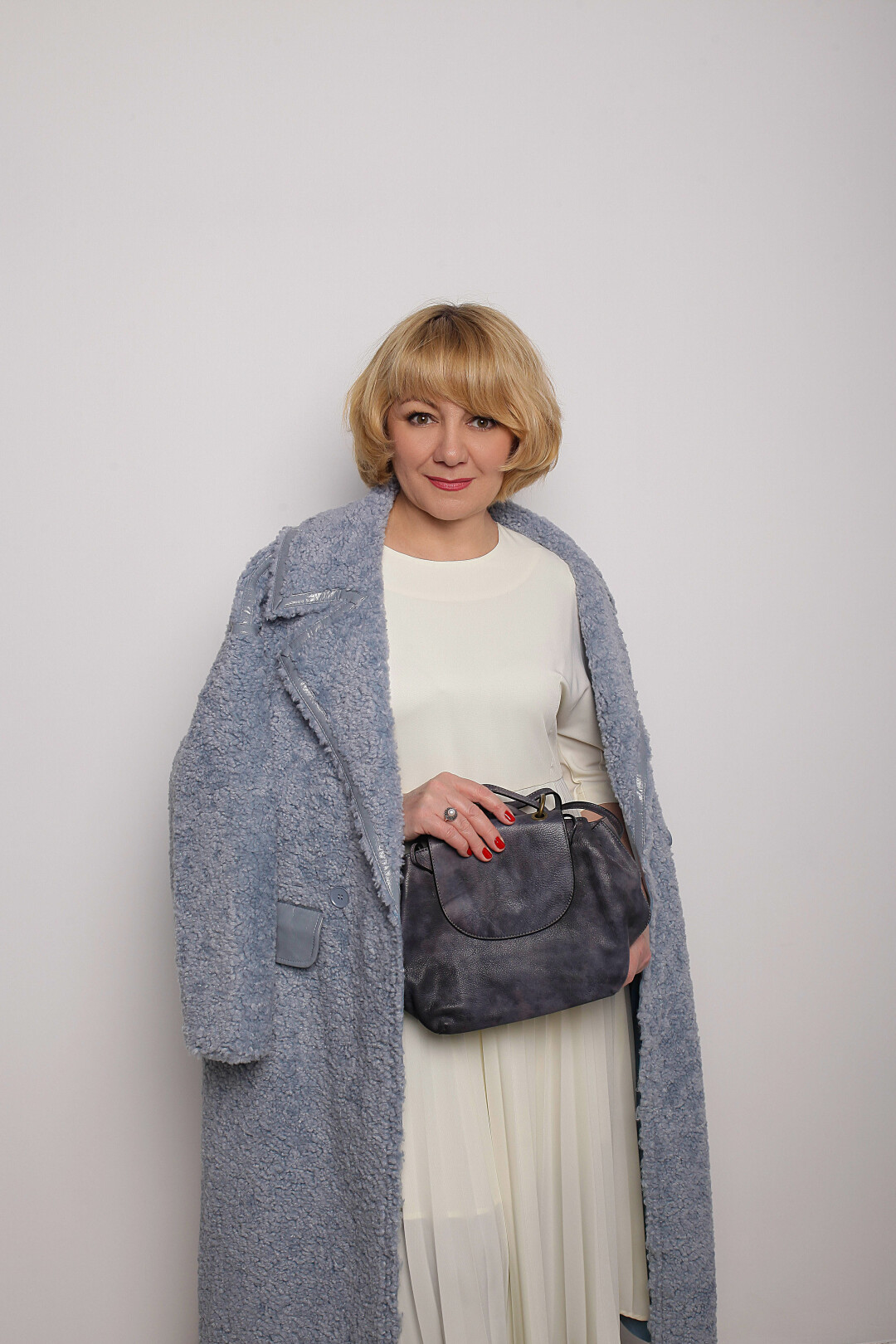 На Гульшат: эко-шуба из состриженной шерсти 28 300 рублей, платье с юбкой плиссе 6900 рублей, сумка-рюкзак из буйволиной кожи 19 200 рублей