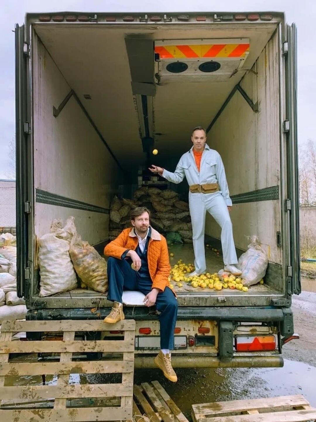 Константин Шмолдаев и Алексей Белецкий На Алексее: комбинезон Dickies, рубашка Saint Laurent (все — Kostrovstore), куртка House of Leo На Константине