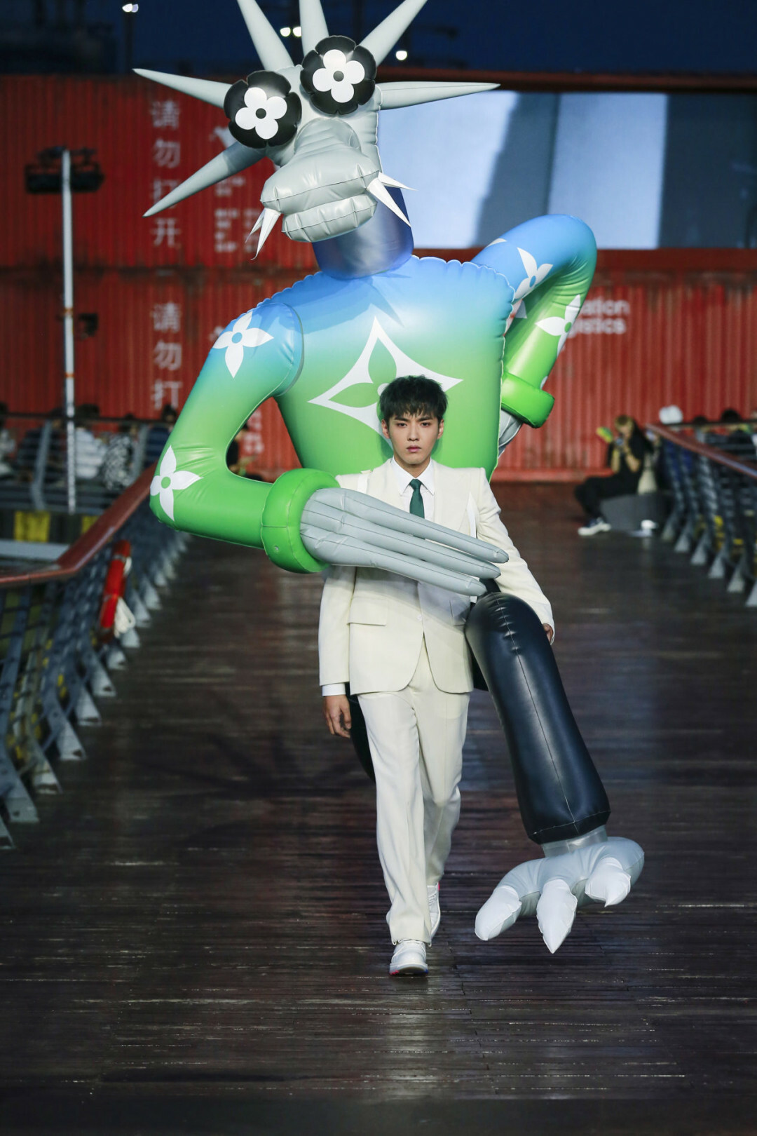 Louis Vuitton, показ весна-лето 2021