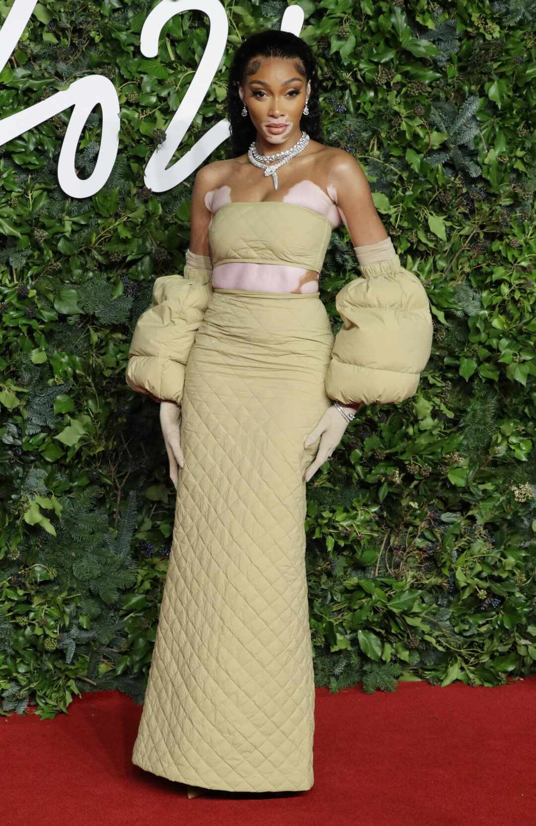 Винни Харлоу в украшениях Bvlgari