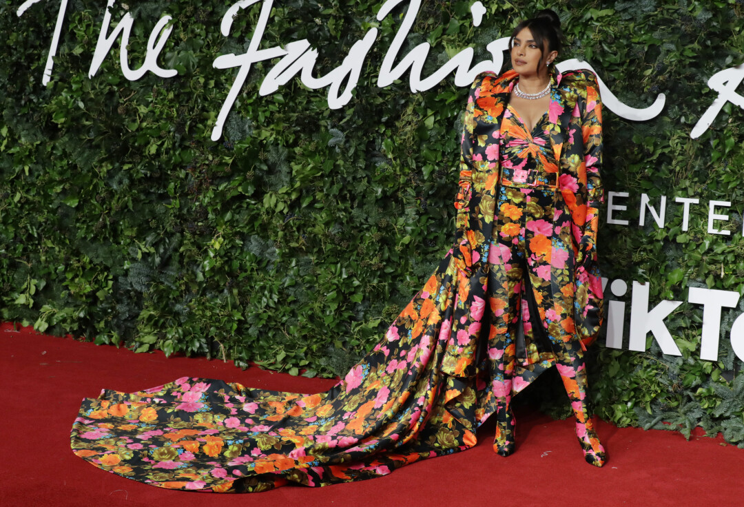 Приянка Чопра в Richard Quinn и украшениях Bvlgari