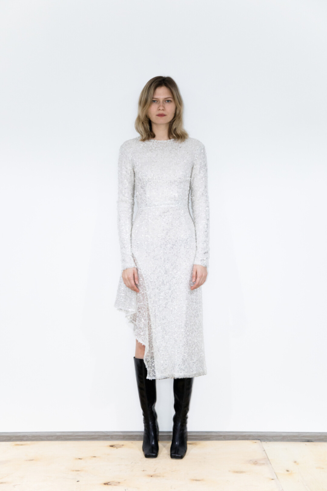 Длинное белое платье с пайетками