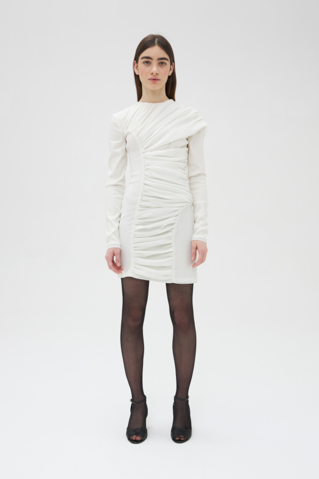 Белое платье-мини со сборками по всей длине