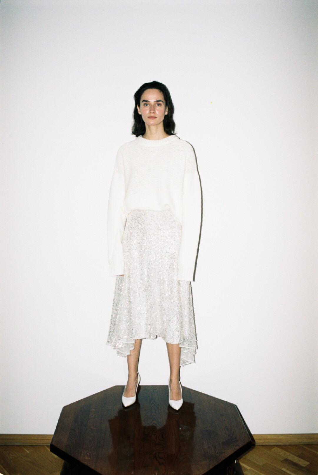 Белая расклешенная юбка, расшитая пайетками