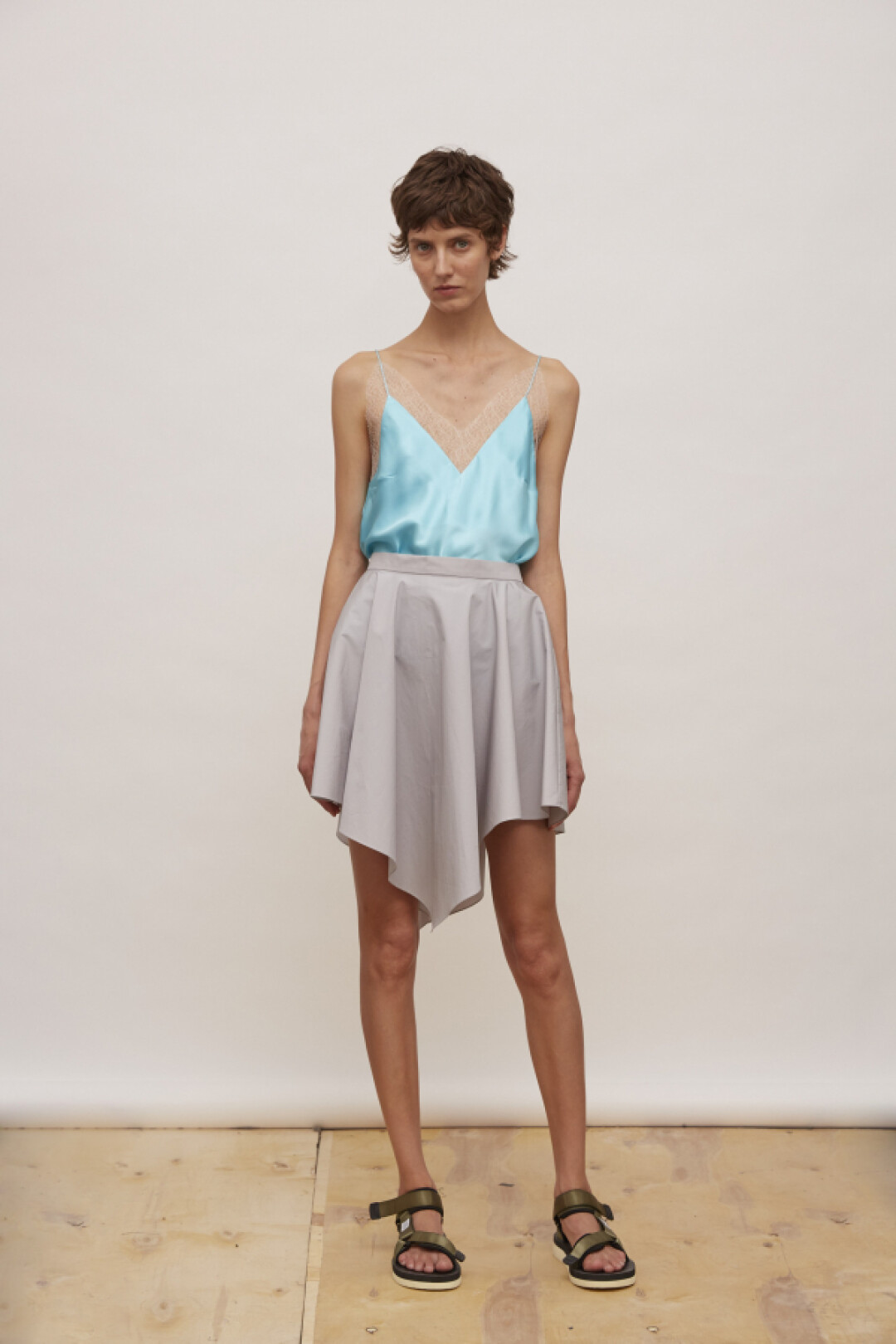 Голубой шелковый топ с белым кружевом