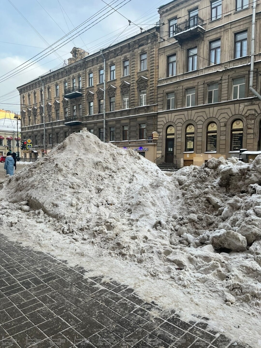 Фото дня: трехметровый сугроб в самом центре Петербурга 🗻 | Sobaka.ru