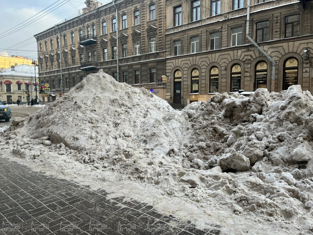 Фото дня: трехметровый сугроб в самом центре Петербурга 🗻 | Sobaka.ru