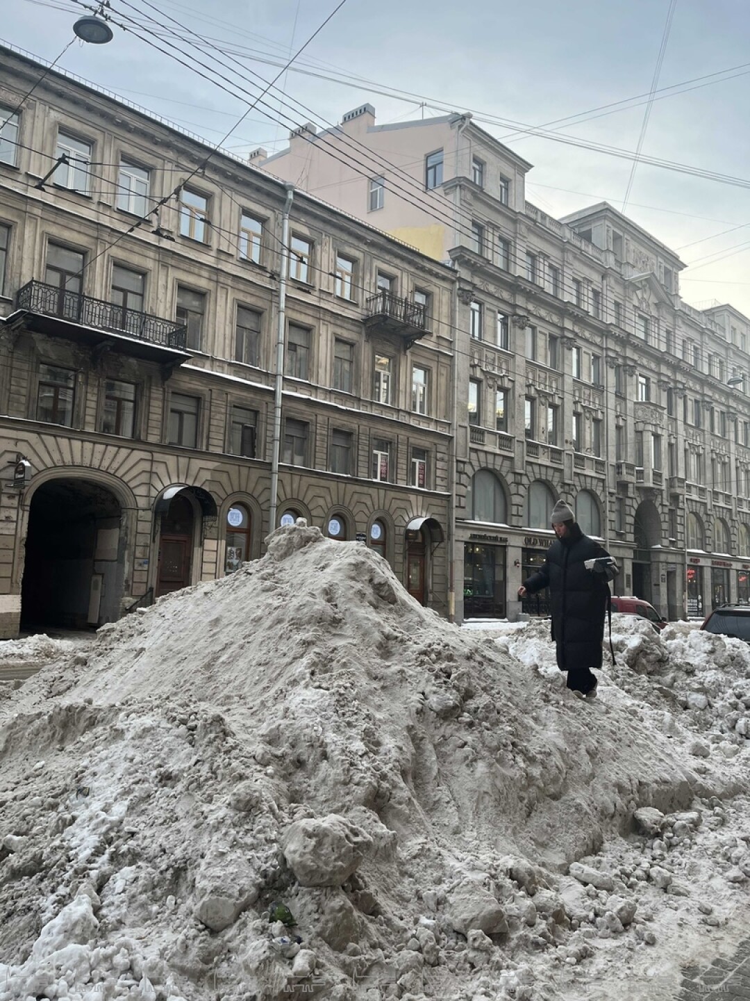 Фото дня: трехметровый сугроб в самом центре Петербурга 🗻 | Sobaka.ru