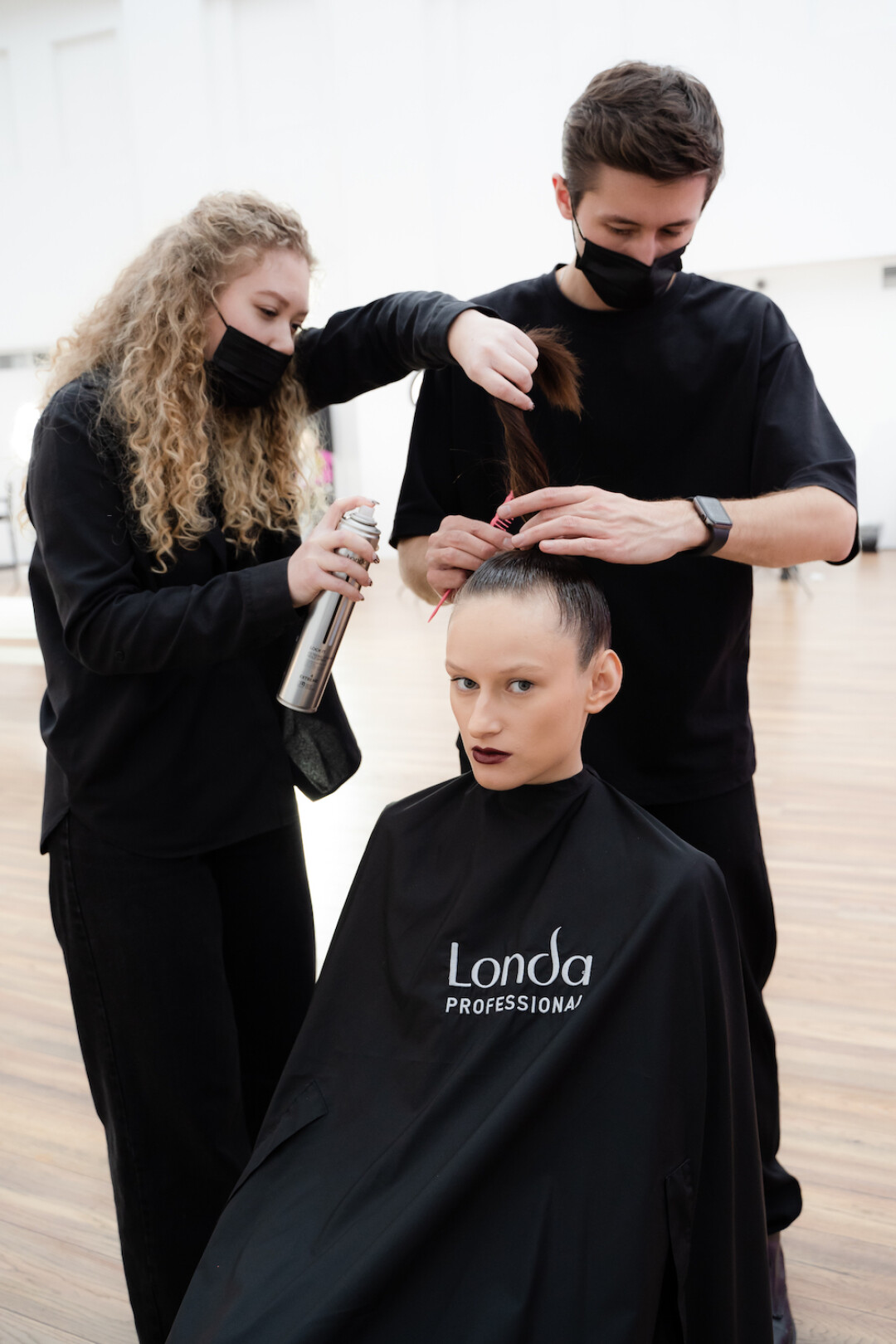 Стилист Полина Латовина и топ-эксперт Кирилл Брюховецкий трудятся над прической Кристины Галко