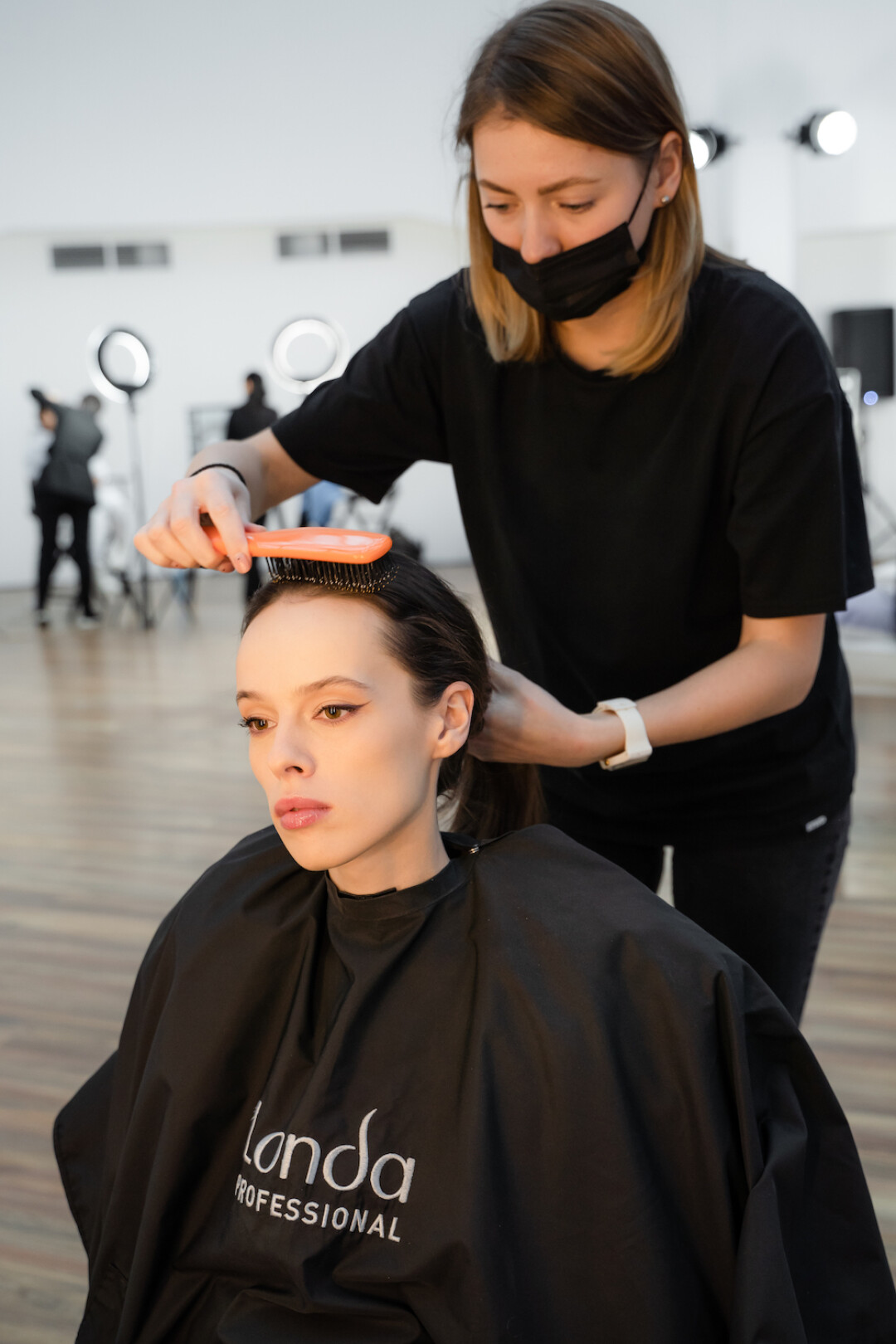 Топ-стилист Елена Пилипишина работает над праздничной укладкой Карины Графовой