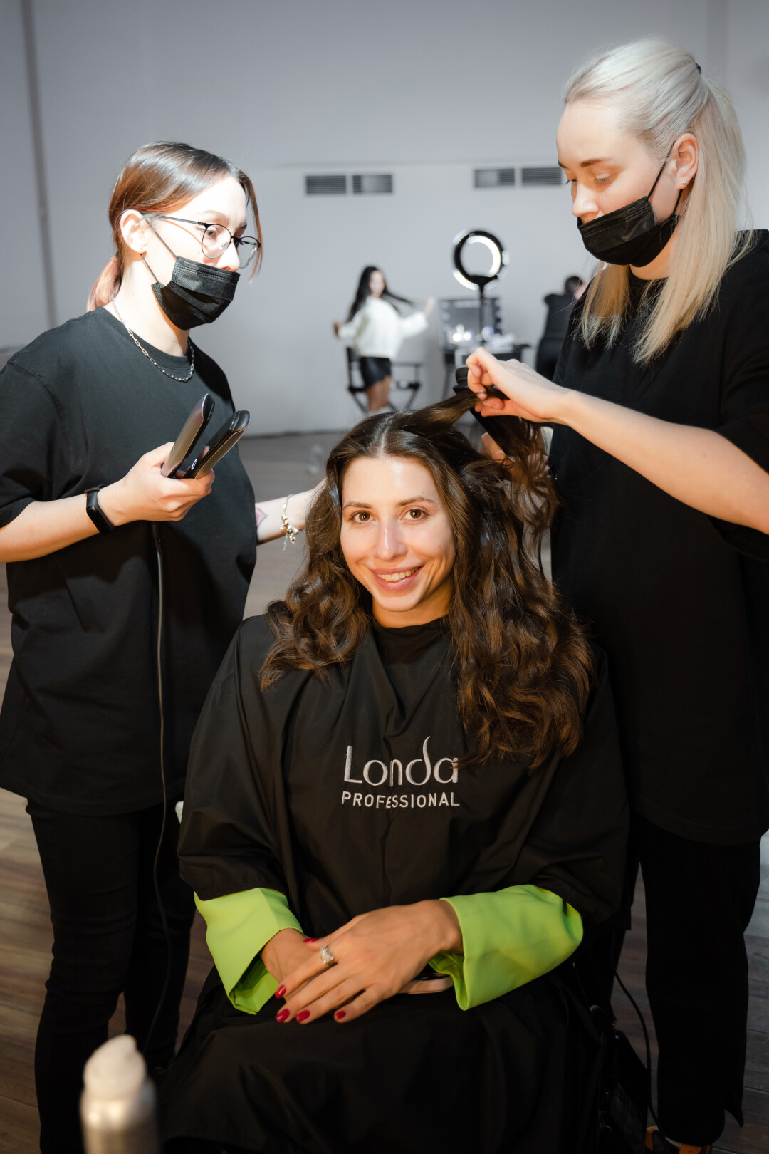 Топ-стилисты Яна Маслова и Виктория Янковская создают гладкую прическу Анастасии Петрук