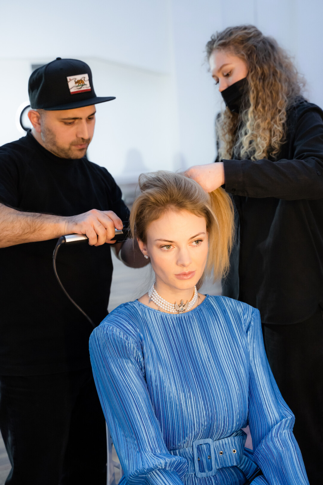 Топ-эксперт Роман Рабриелян и стилист Полина Латовина трудятся над укладкой Марии Фурсовой