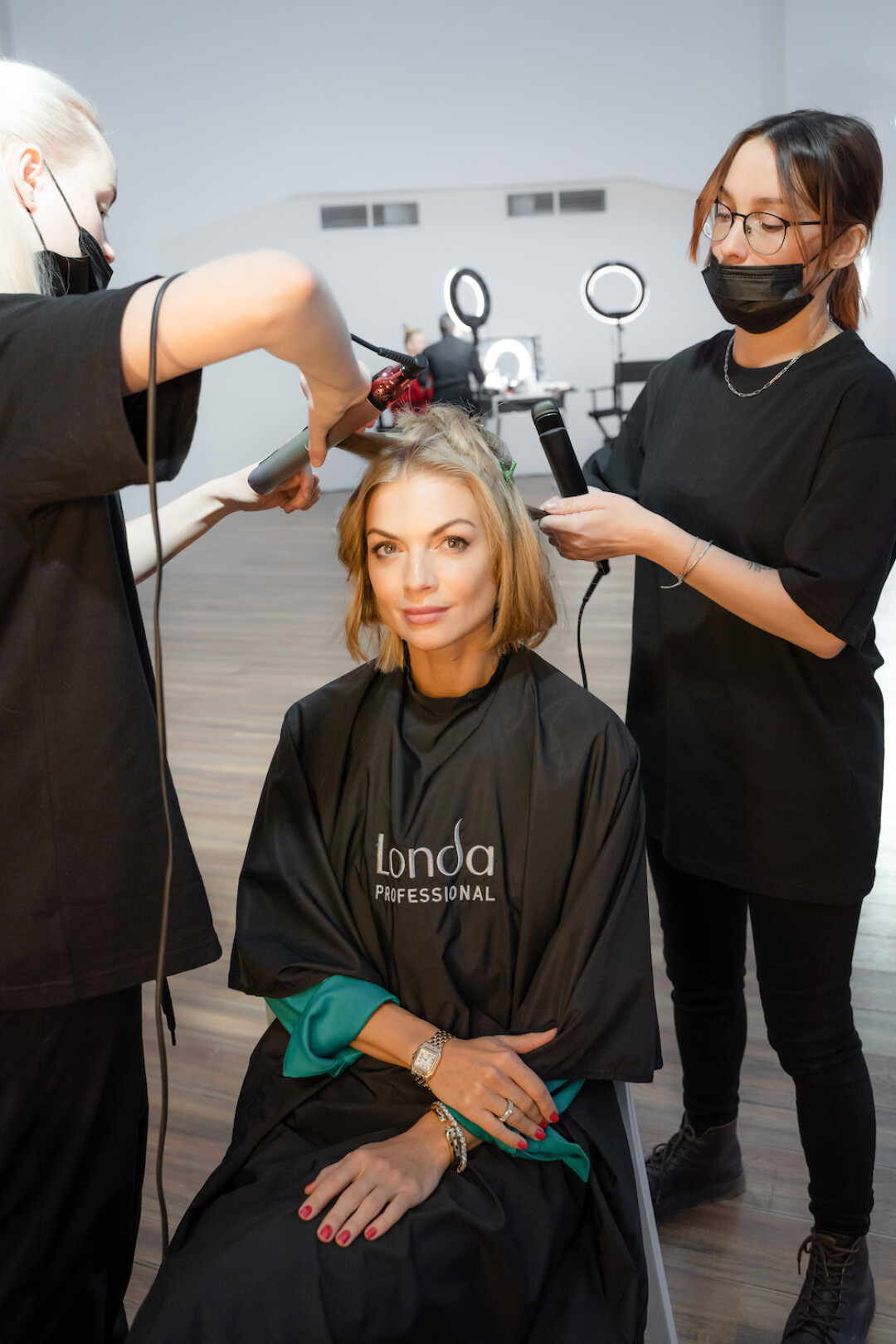Топ-стилисты Яна Маслова и Виктория Янковская трудятся над укладкой surf girl Юлии Матвиенко