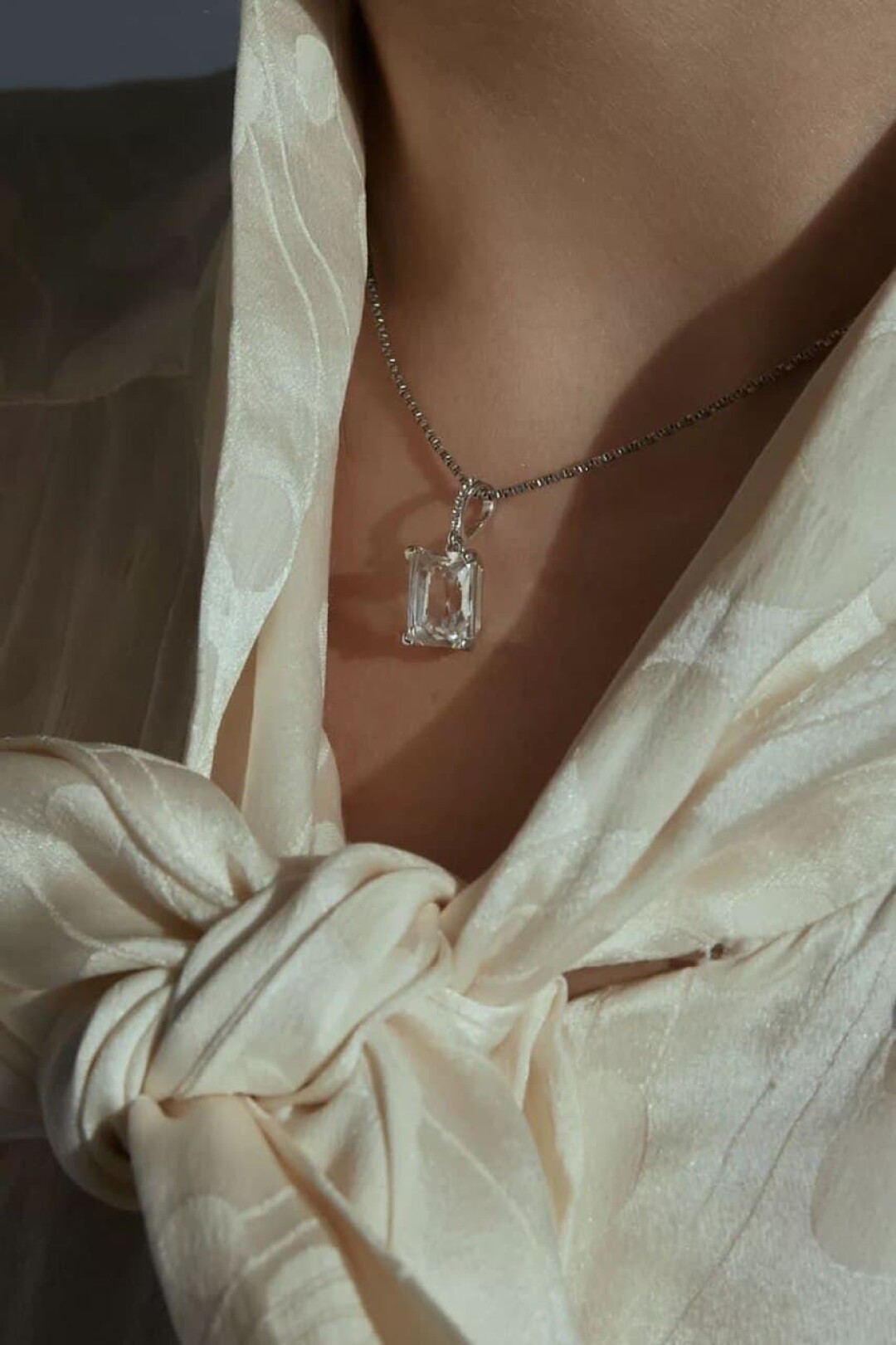 Цепочка с подвеской из горного хрусталя огранки багет и дорожкой из белых топазов, 9 600 ₽